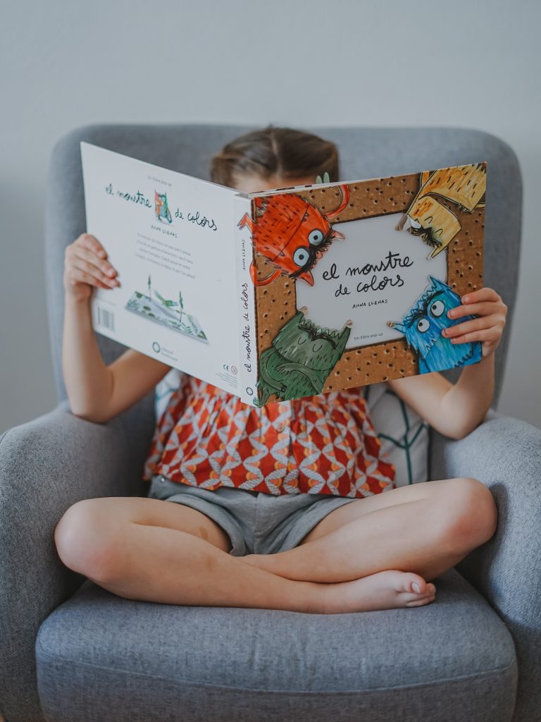 Lee más sobre el artículo Tu hijo/a no te está desafiando, está aprendiendo a sentirse seguro/a